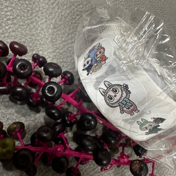 Labubu 500ct Sticker Roll - Picture 3 of 5